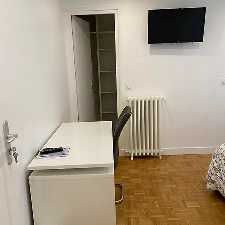 Amaya - Standing Au Bord De L'oise Понтуаз
